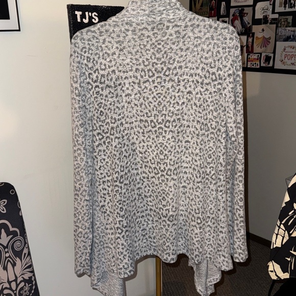 BOBEAU Light Gray Animal Print Cardigan - Picture 5 of 5